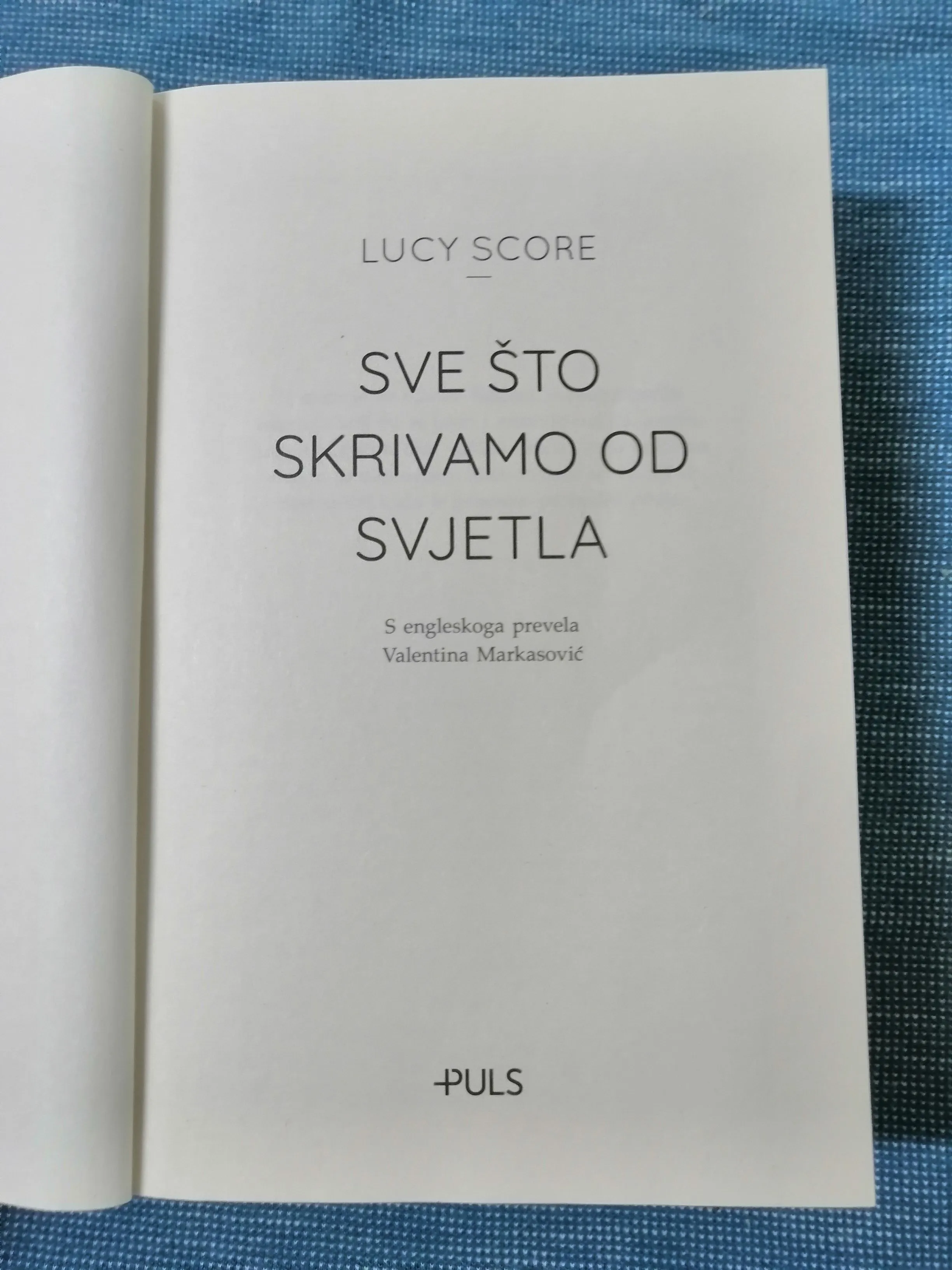 lucy score – sve što skrivamo od svjetla - slika 2