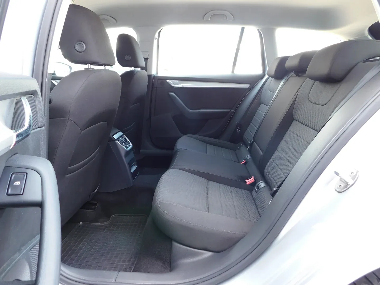 02567 škoda octavia combi style 1.6 tdi dsg - slika 11