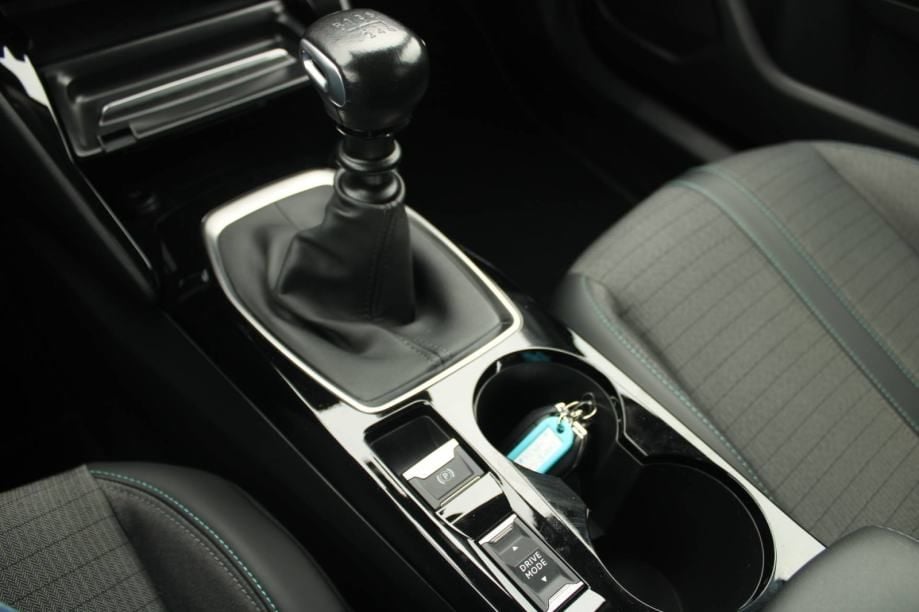 peugeot 2008 1.2 puretech allure *navigacija, led, kamera* - slika 14