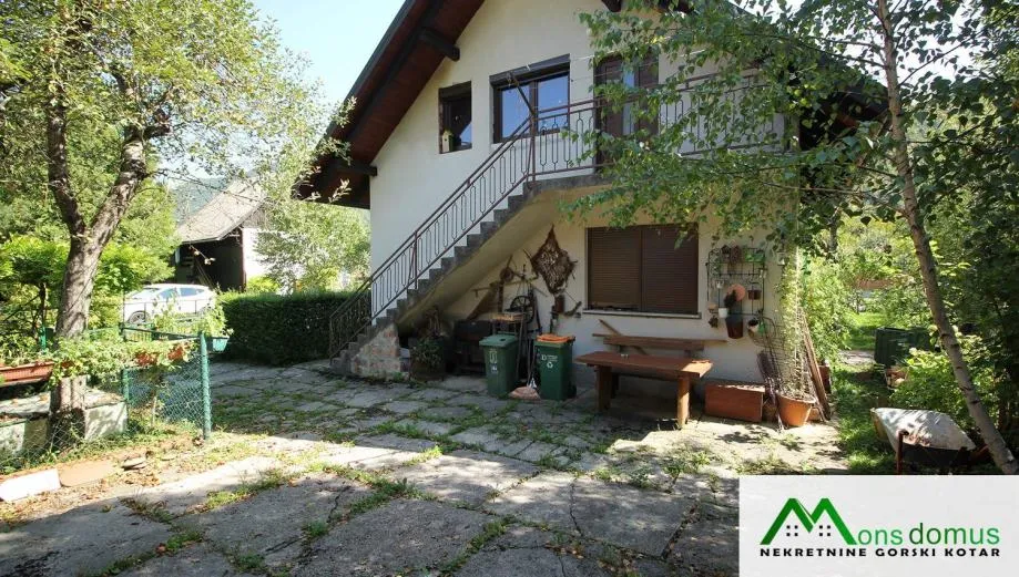 kuća s pomoćnim objektom i uređenom okućnicom (prodaja) - slika 17