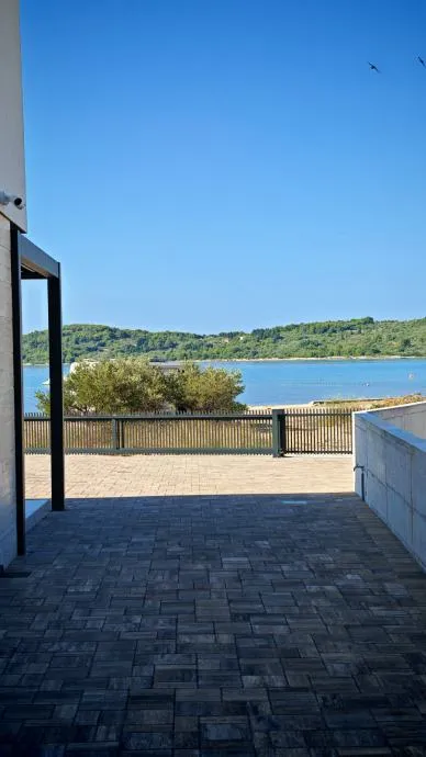 prodaju se apartmani, srima (vodice) prvi red do mora - slika 3