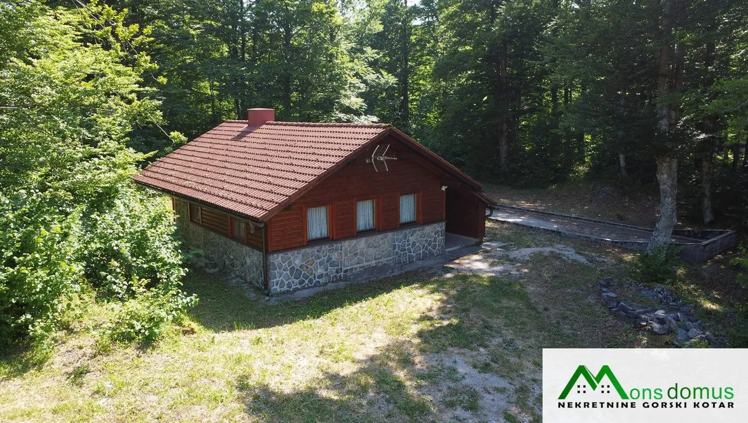 8843 m2 građevinskog zemljišta, dvije vikend kuće i garaža - slika 12