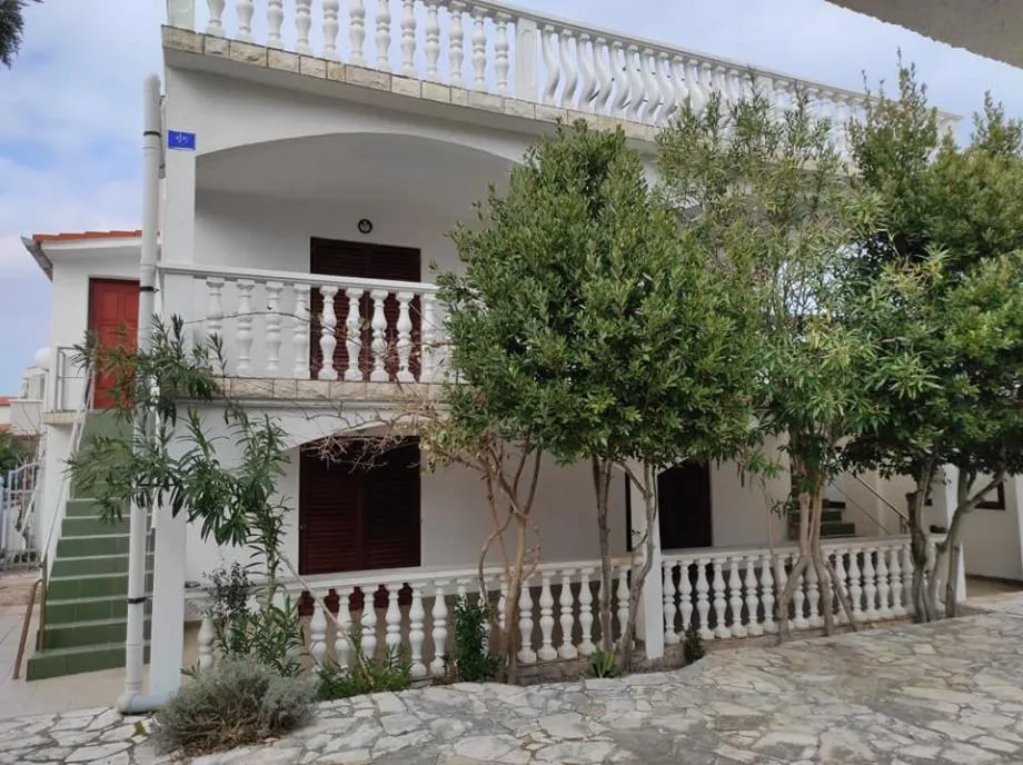 Vir, kuća s 4 apartmana(182m2), 150 metara do plaže