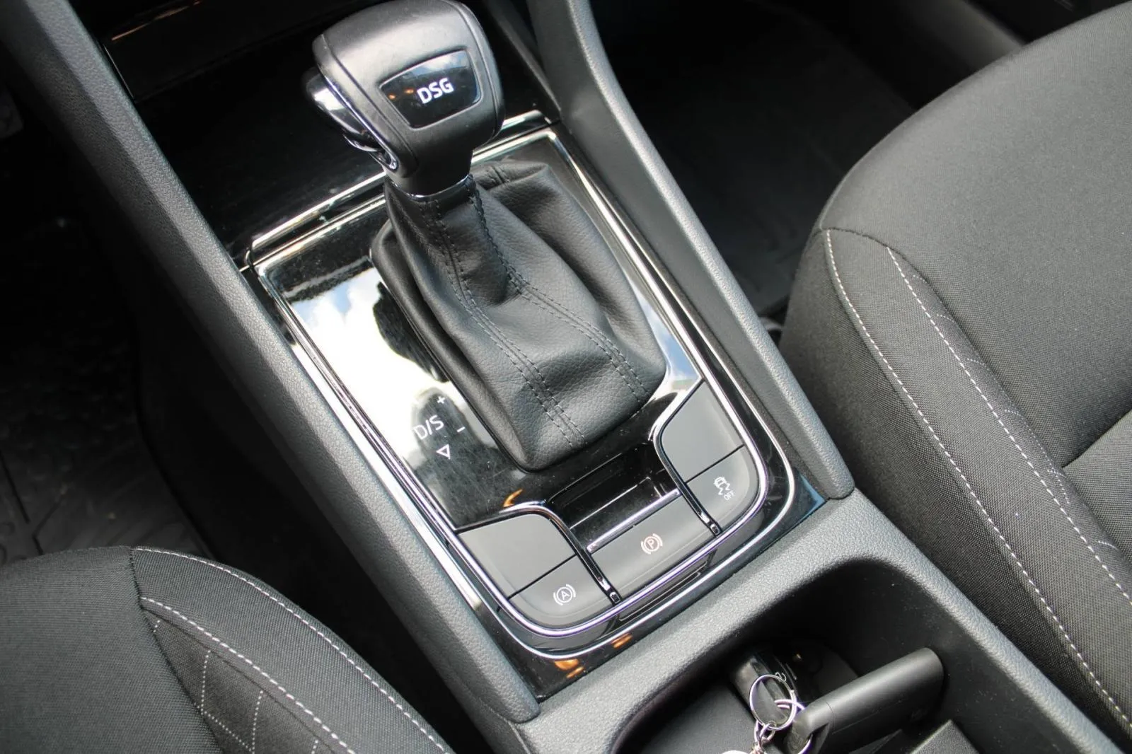 škoda karoq 1.6 tdi dsg *led, navigacija, kamera* - slika 20