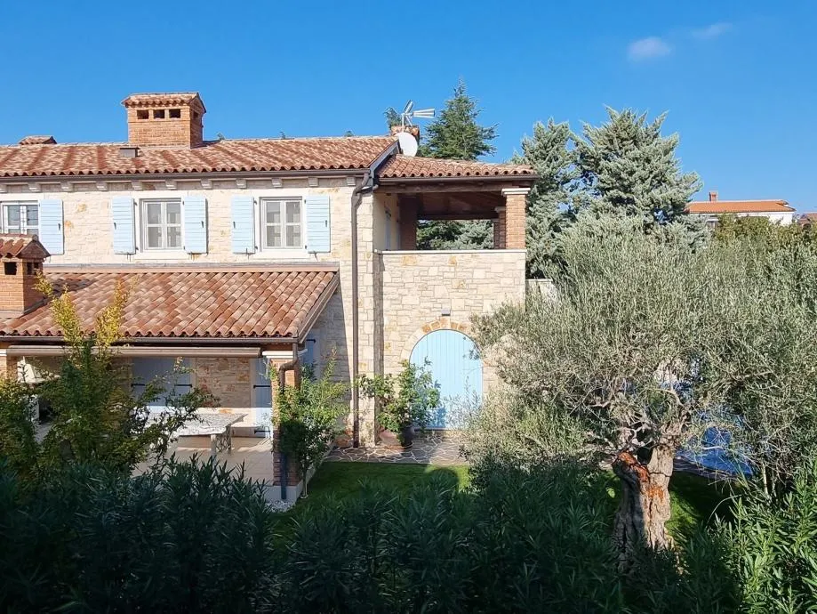 poreč okolica -mediteranska vila sa bazenom 1000 m od plaže (prodaja) - slika 1