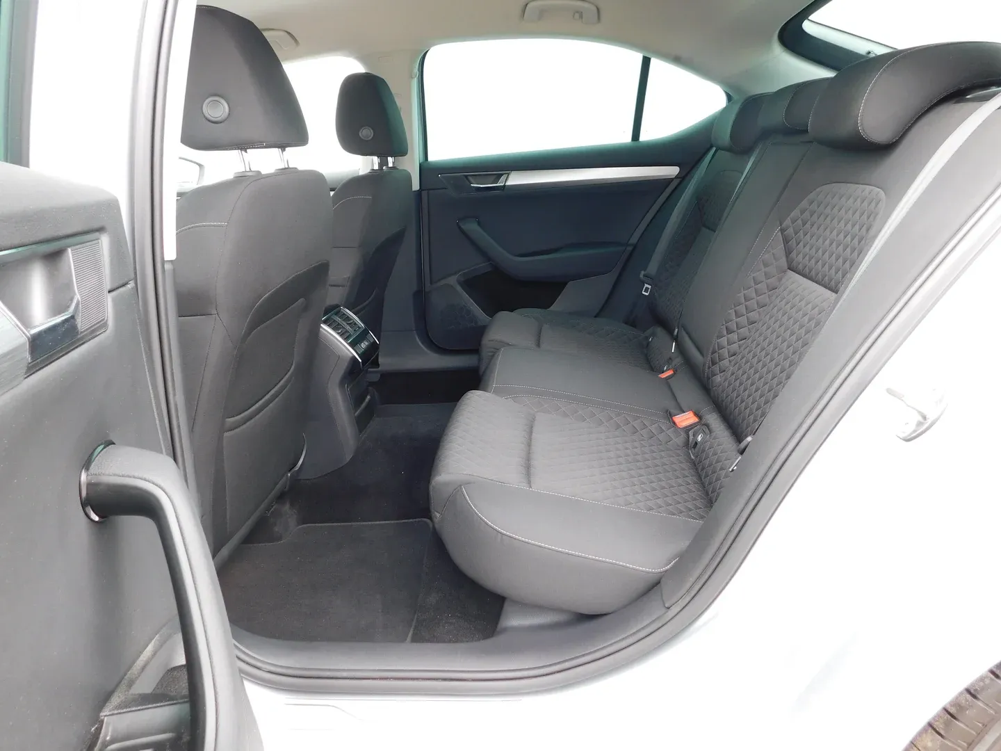 09058 škoda superb ambition 1.6 tdi dsg - slika 11