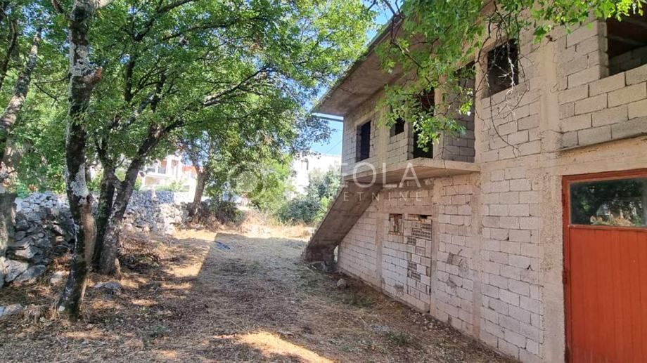 gornji humac (brač) - građevinsko zemljište s nedovršenom kućom - slika 20