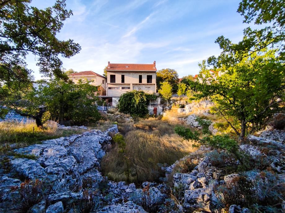 GORNJI HUMAC (BRAČ) - Građevinsko zemljište s nedovršenom kućom - Gornji Humac, Pučišća
