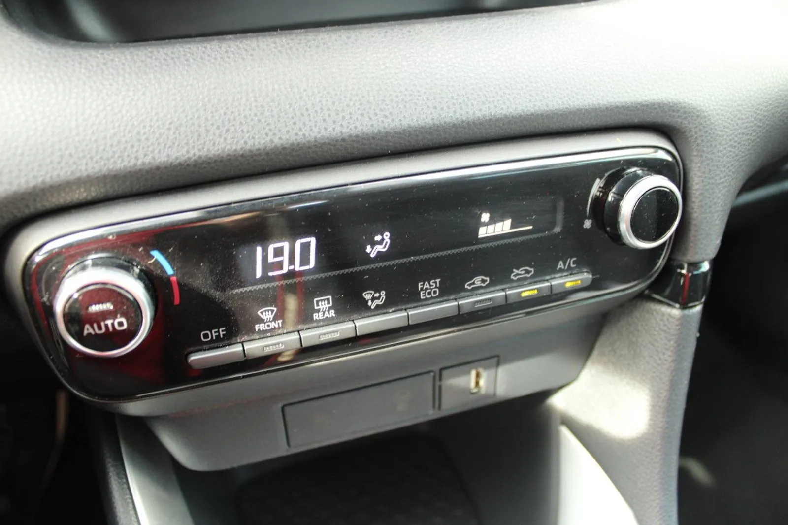 toyot yaris 1.5 hybrid automatik *kamera* - slika 18