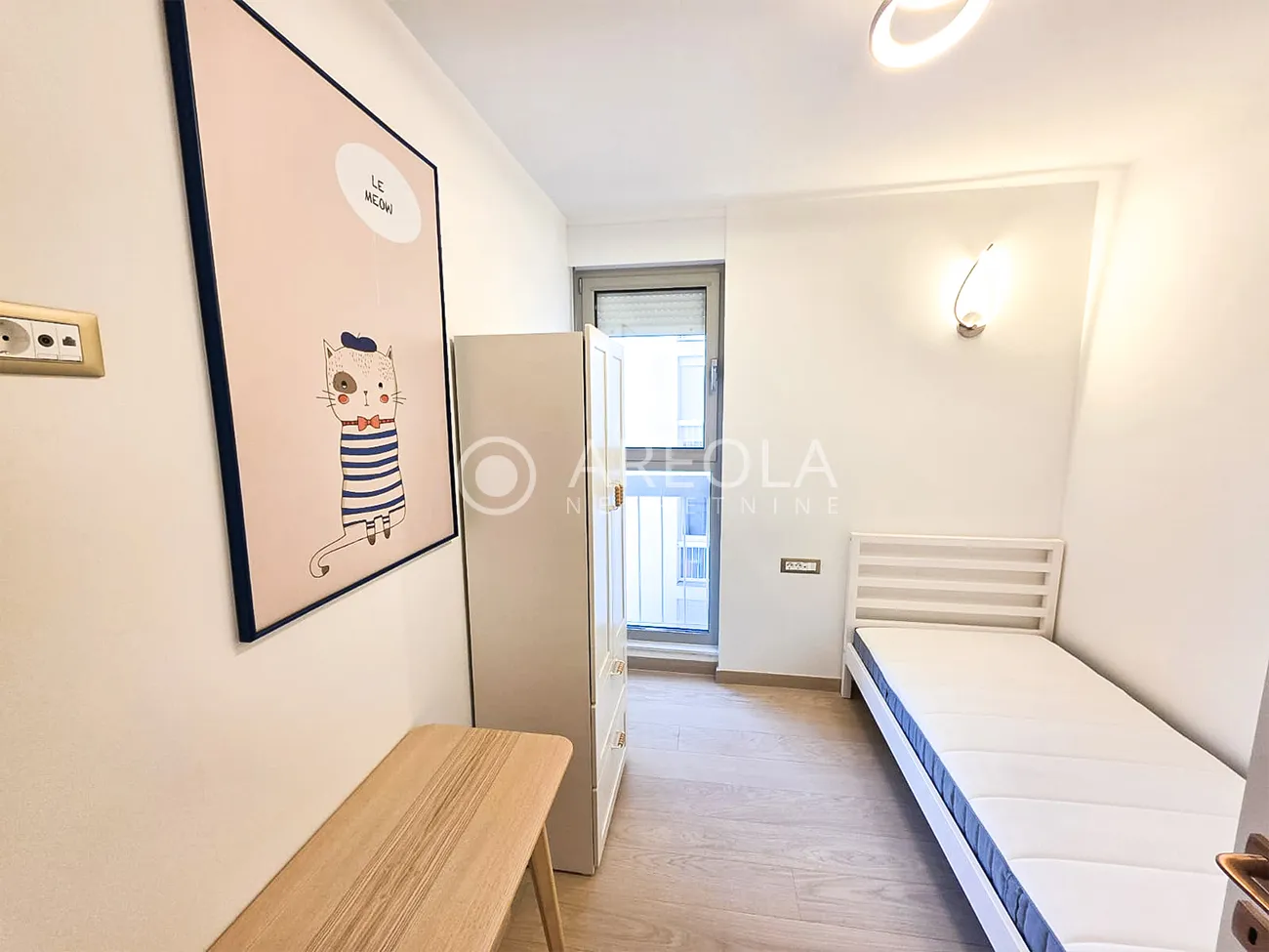 split, pujanke – trosoban stan s 3 lođe, renoviran i novo namješten! - slika 16