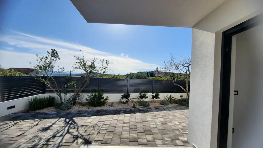 !!stan u prizemlju s pogledom na more: murter, 79.00 m2, novogradnja - slika 2