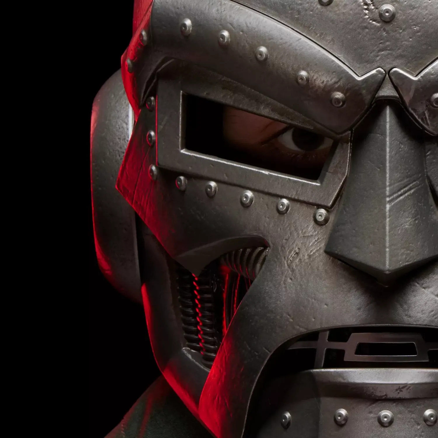 marvel legends series – doctor doom premium roleplay helmet - slika 5