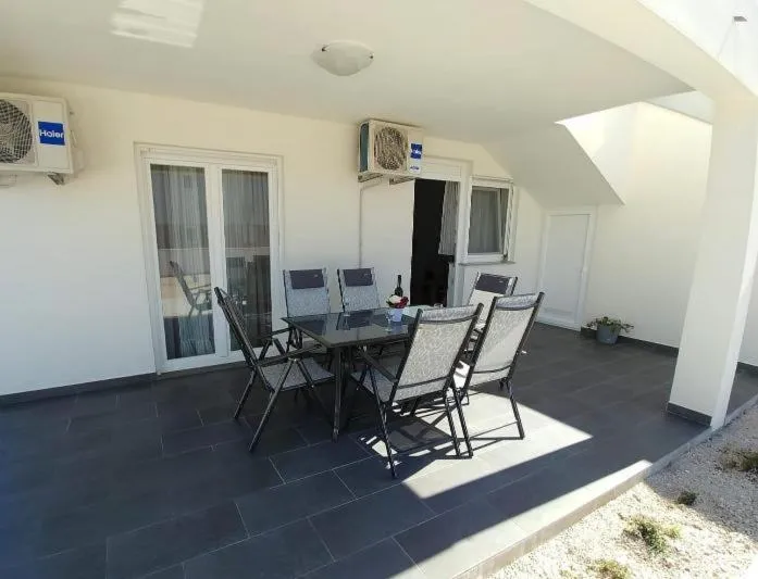 privlaka, lijepa kuća s tri apartmana(123m2), 200 metara do mora - slika 16