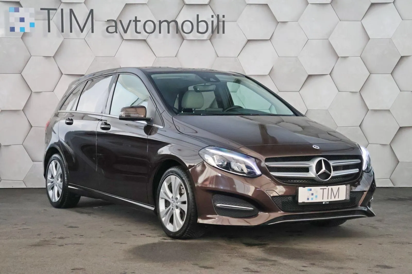 mercedes-benz b 200d 7g-dct urban 136km full led navi kamera - slika 2
