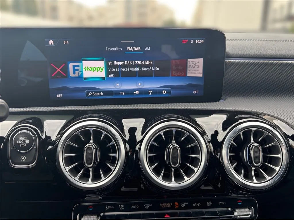 mercedes-benz cla klasa cla 180d automatik luxury line - slika 9