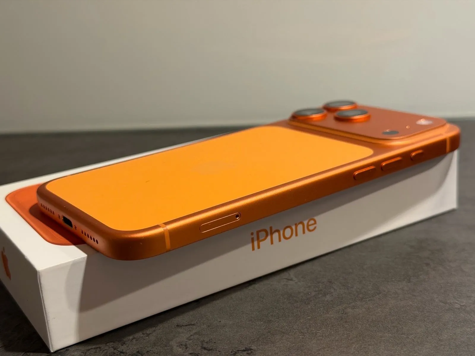 iphone 17 pro max od 512gb memorije u narančastoj boji. - slika 3