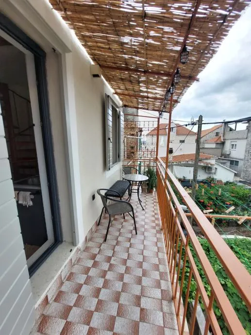 kamena kuća s dvorom i dva apartmana: kaštel štafilić, 120.00 m2 - slika 10