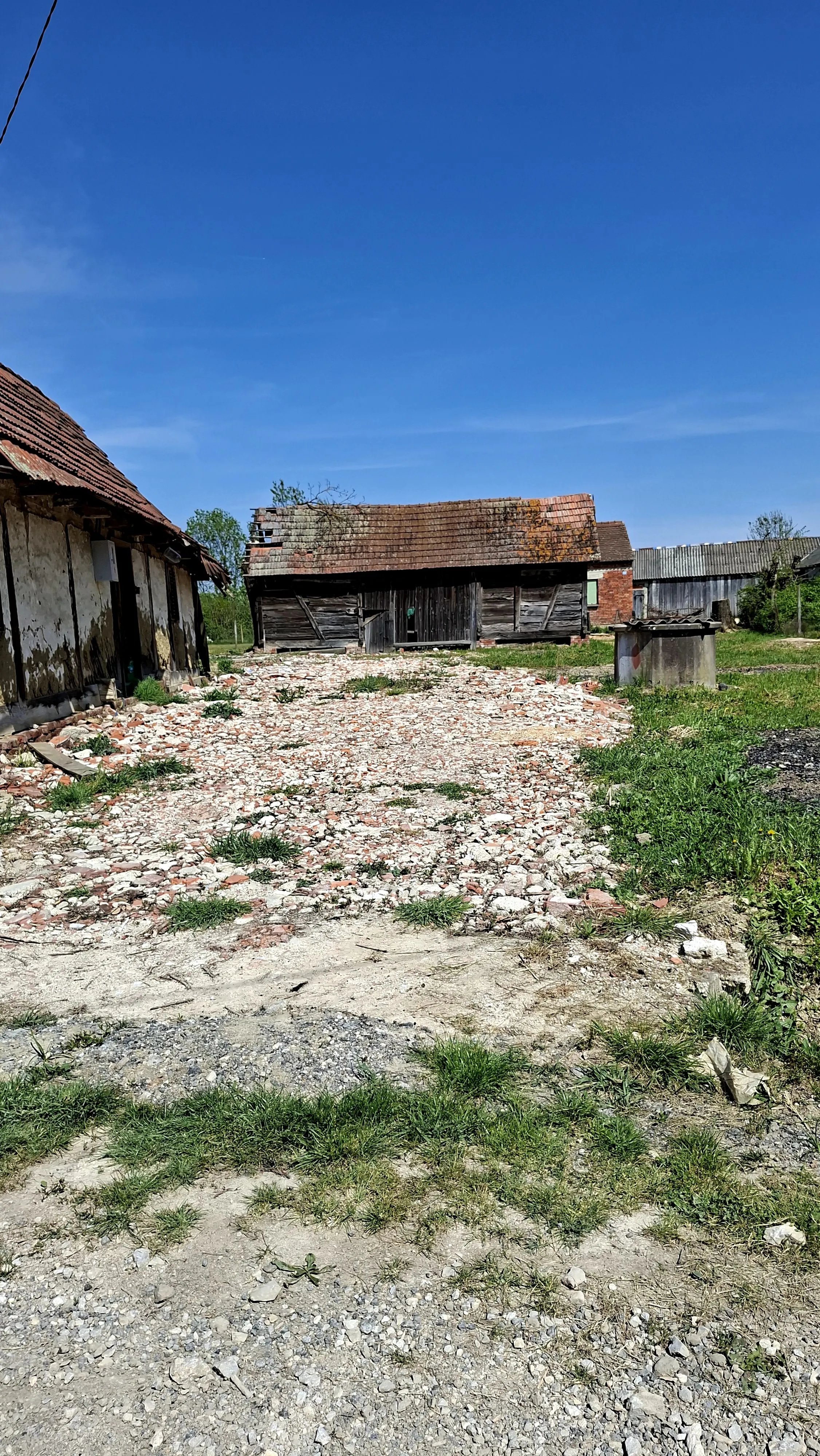 gradevinsko zemljiste 755m2 sa starom kucom - slika 14