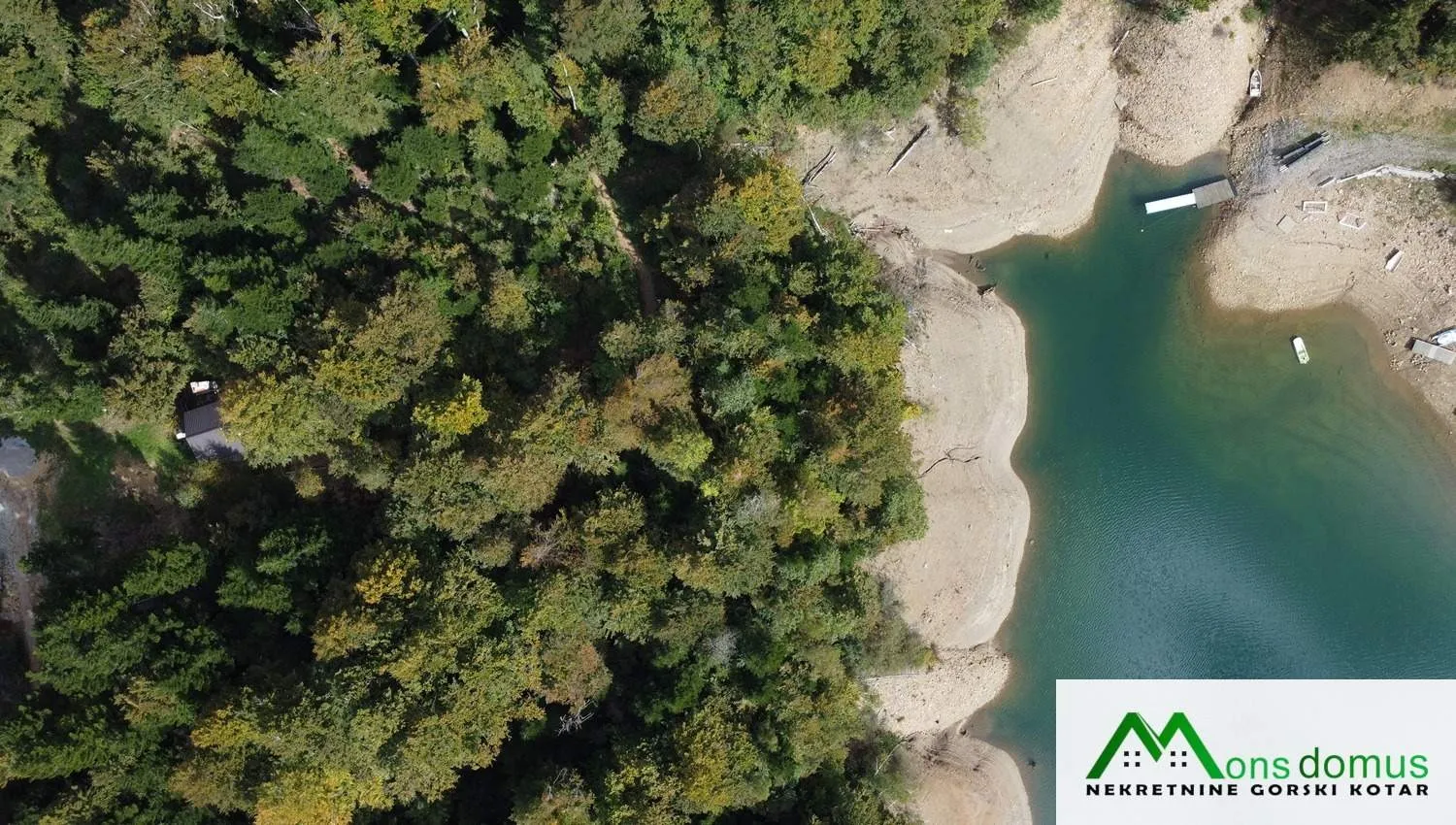 skrivena u šumi iznad lokvarskog jezera - slika 3