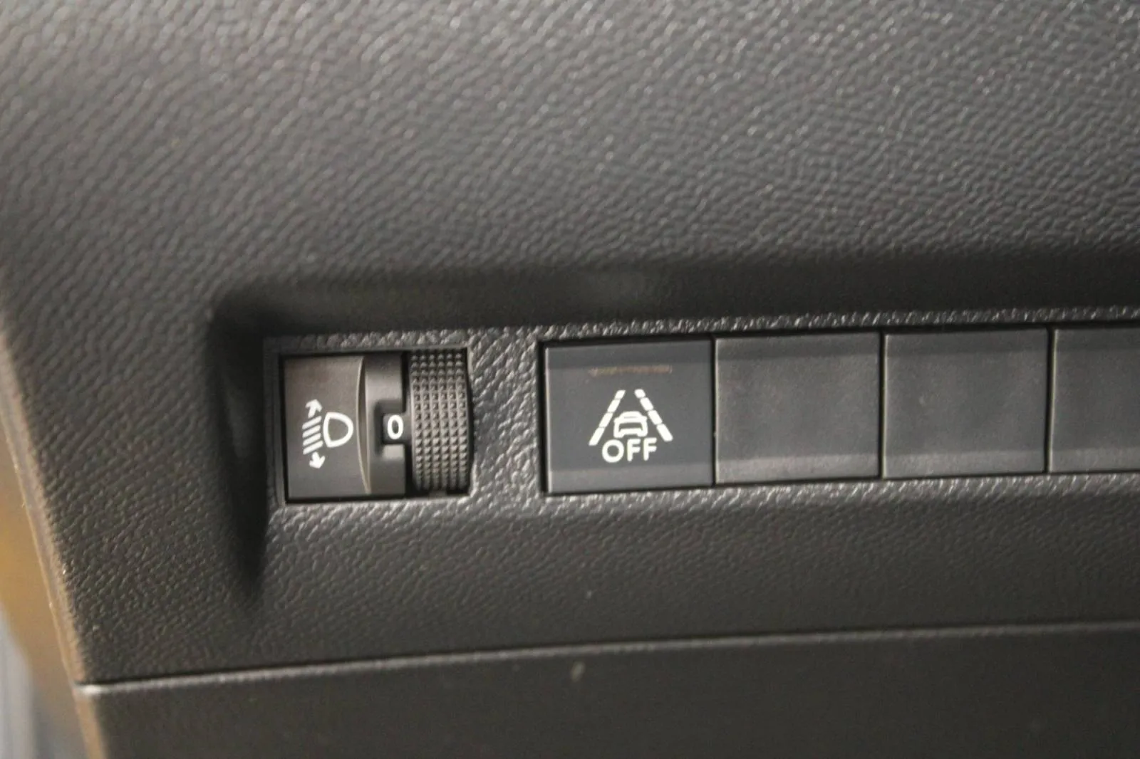 peugeot 208 1.2 puretech *led, navigacija* - slika 12