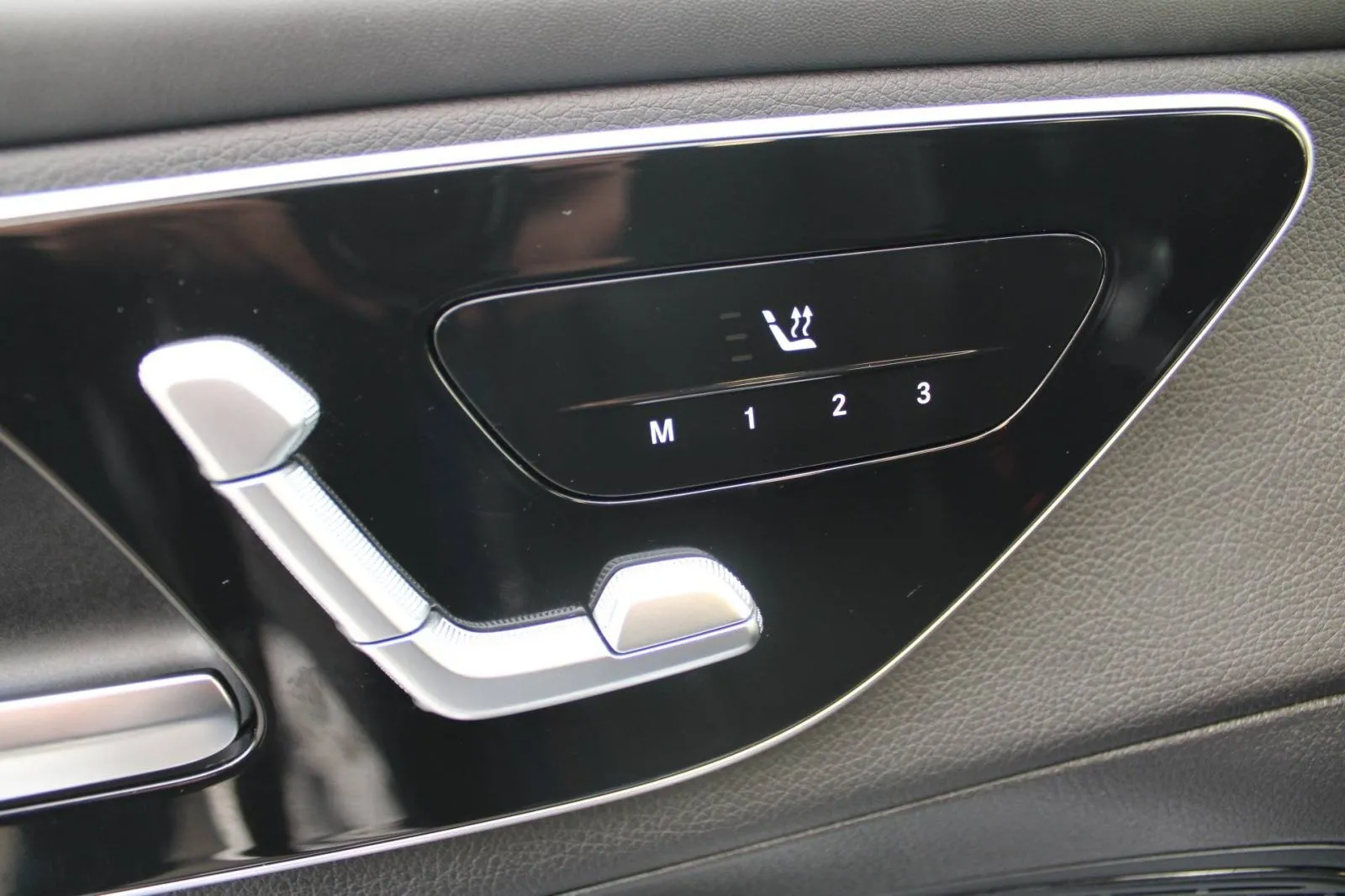 mercedes-benz glc 300d 4matic amg *digital light, navigacija, kamera* - slika 24