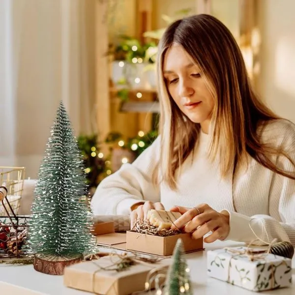 (10 kom) stolno božićno drvce - pine - slika 4