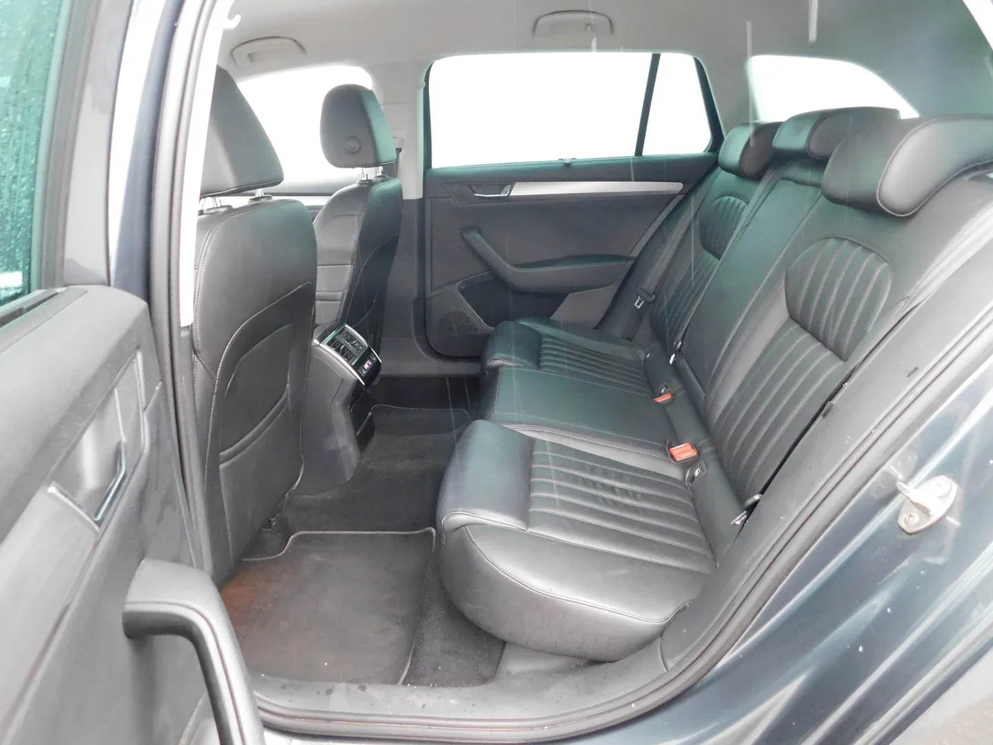 09296 škoda superb combi style 1.6 tdi greenline - slika 11