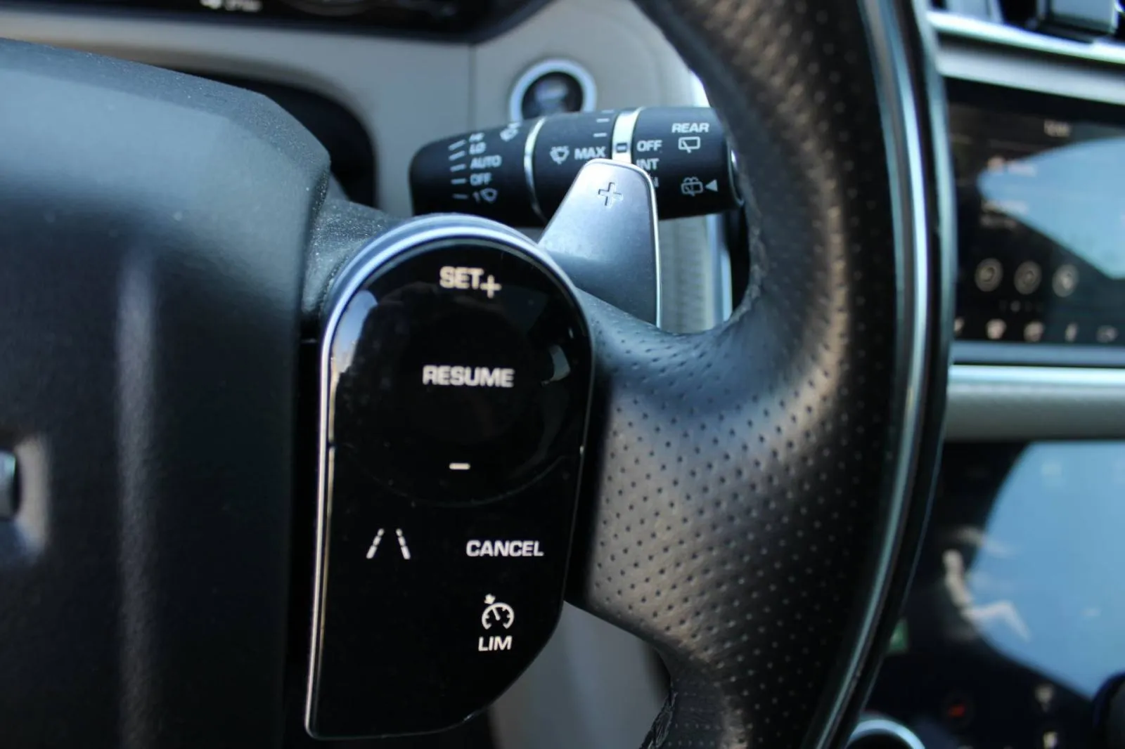 land rover range rover velar 2.0d automatik *led, navigacija, kamera* - slika 20