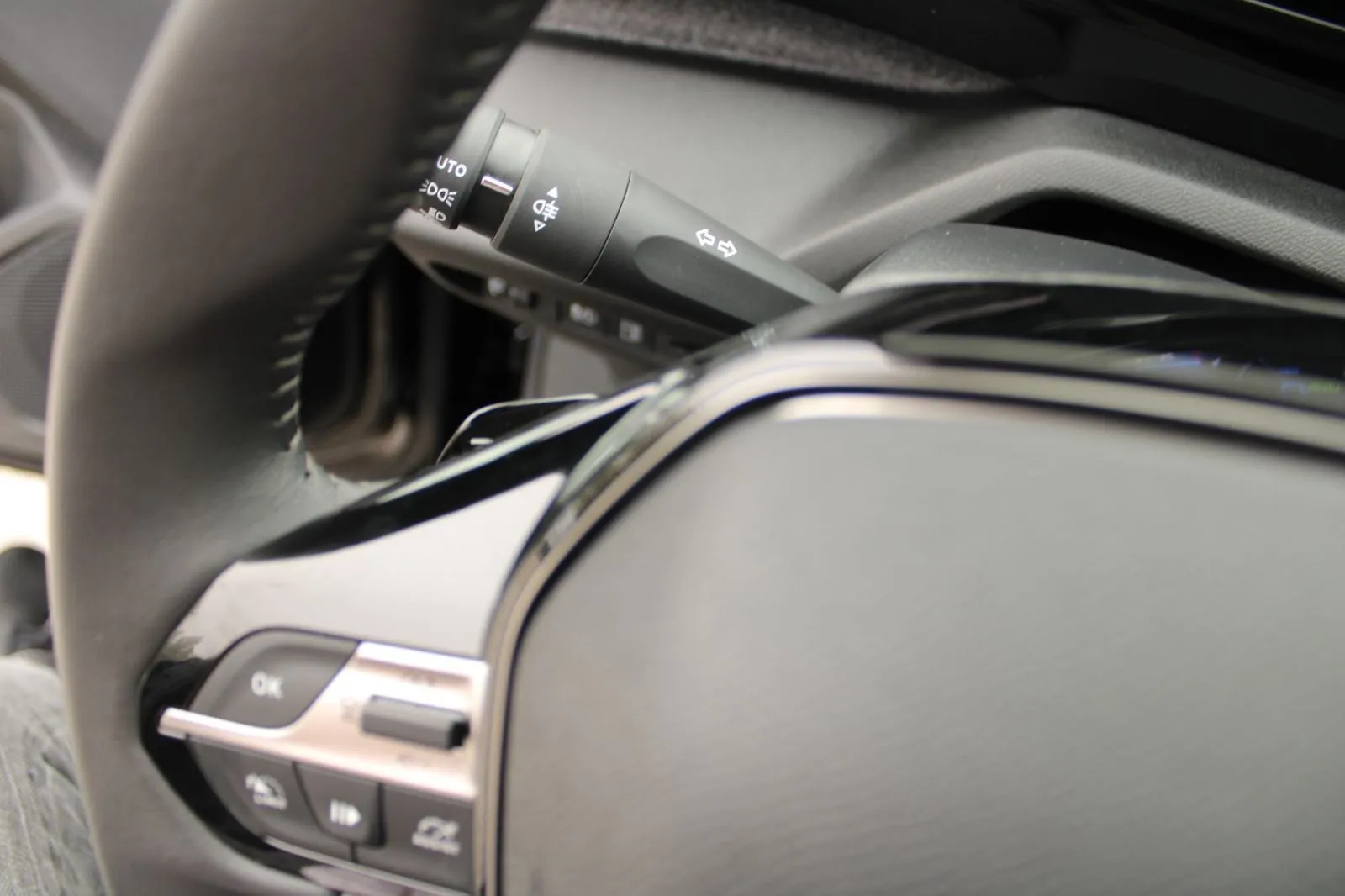 peugeot 408 1.6 hybrid 180 allure *led,navigacija,kamera* automatik - slika 16
