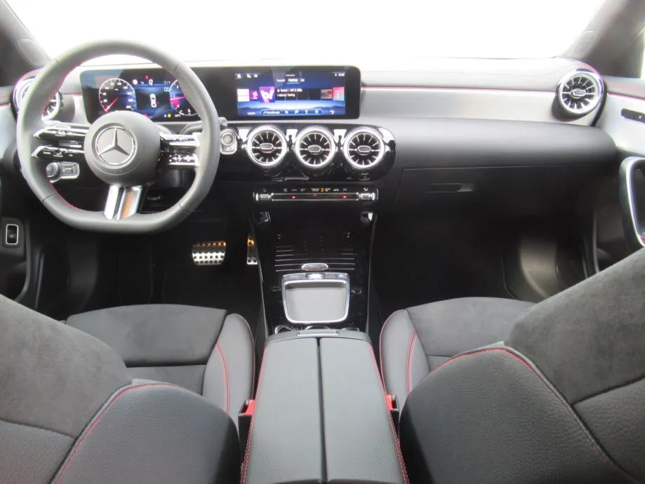 mercedes-benz cla 200 d amg line / night paket / 19" / keyless - slika 9