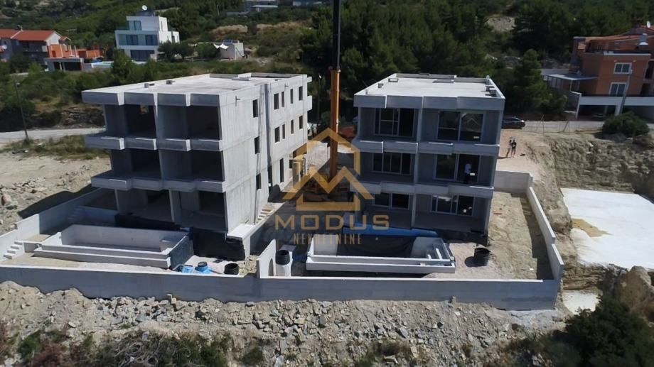 podstrana** trosoban stan s bazenom/ pogled (prodaja) - slika 5