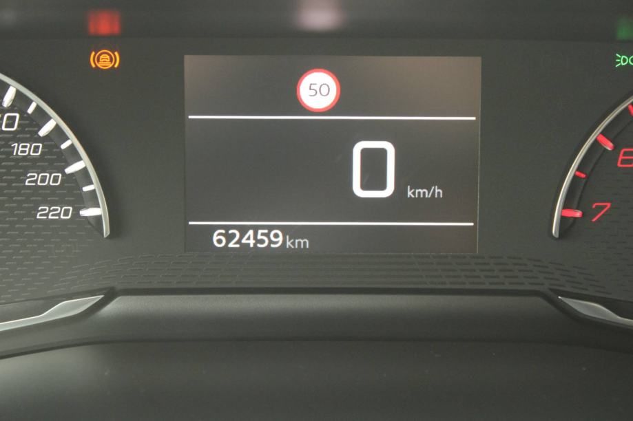 peugeot 2008 1.2 puretech allure *navigacija, led, kamera* - slika 19