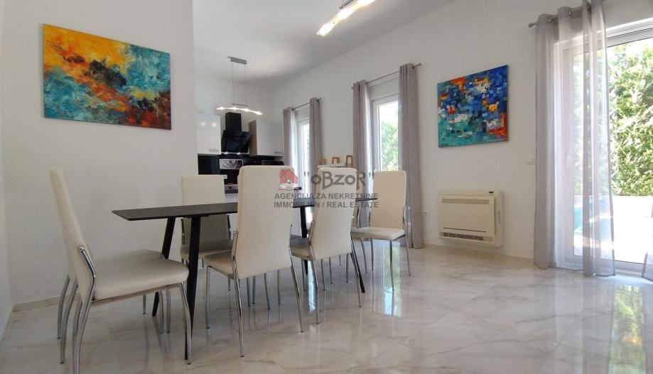 murvica-samostojeća kuća prizemnica s dva bazena - slika 26