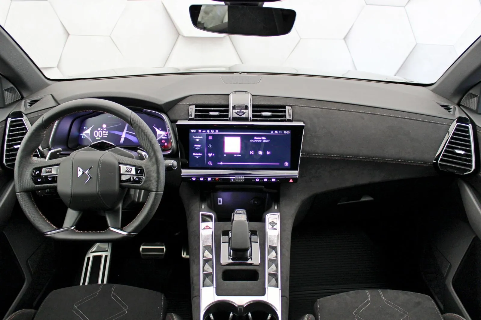 ds automobiles ds7 e-tense hybrid 300km 4x4 eat8 performance line+ - slika 7
