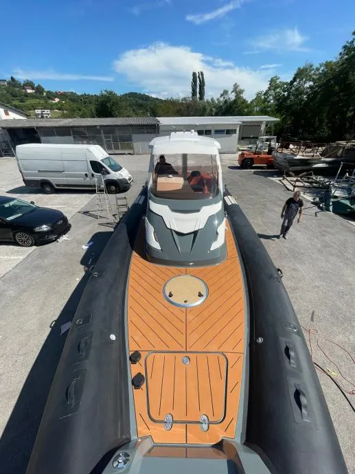 shark 38 hardtop powered by inboard diesel - slika 2