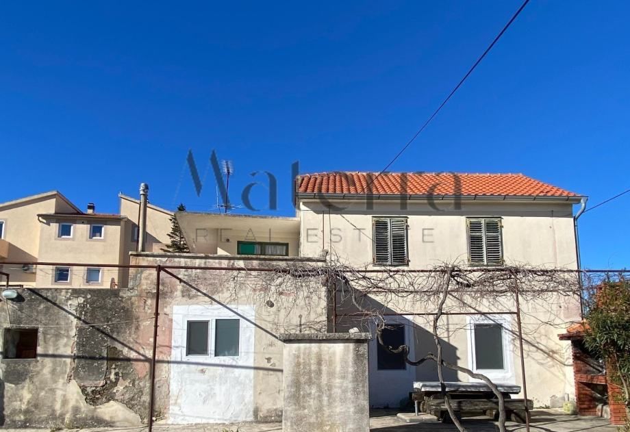 murter, samostojeća kuća sa 2 stana,parcela 558m2, frekventna lokacija - slika 15