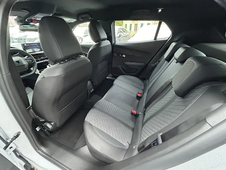 peugeot 2008 allure puretech 100 - isporuka odmah! - slika 12