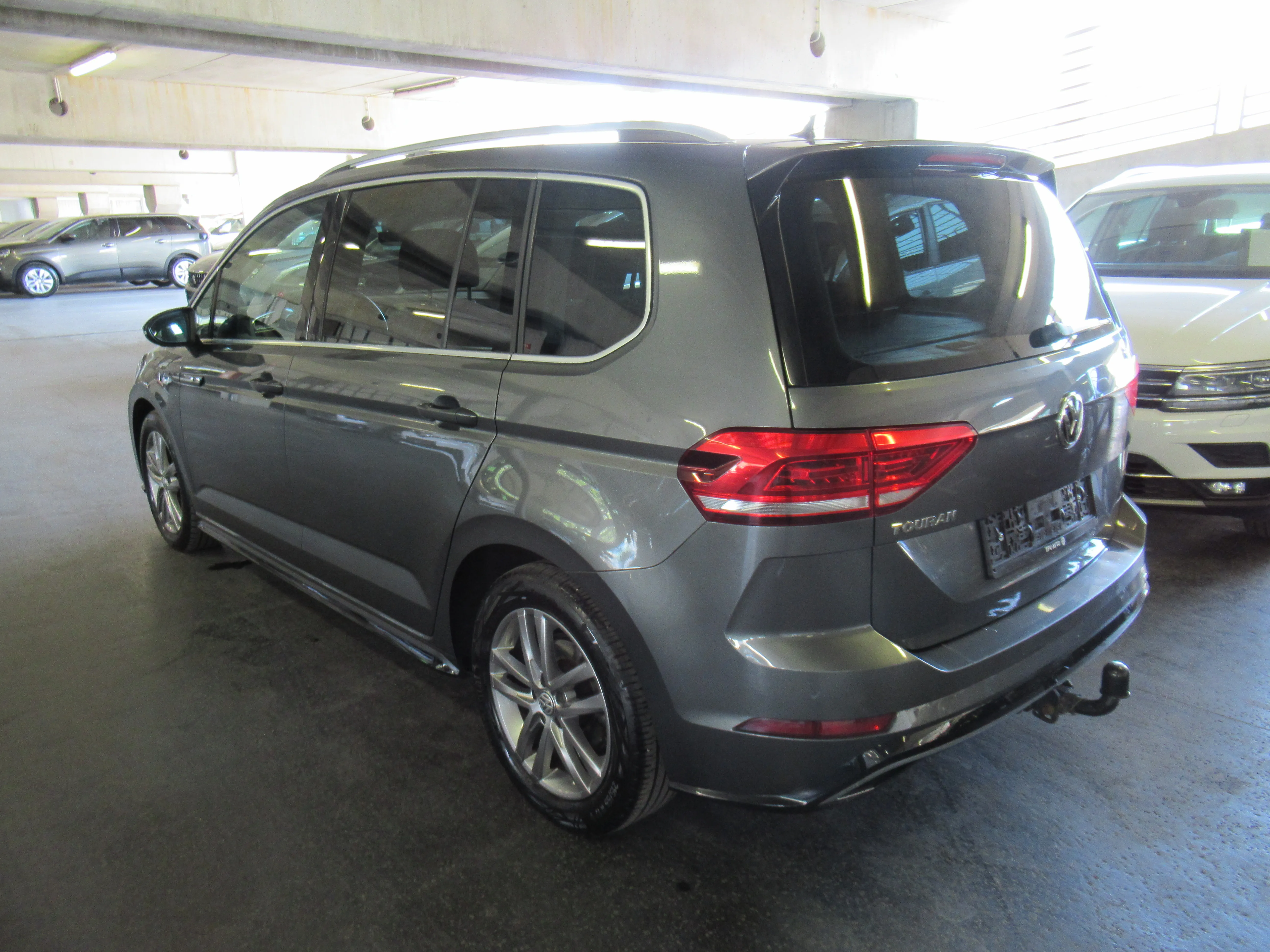 volkswagen touran 1.6 tdi r-line 1.vlastnik. full led. - slika 4