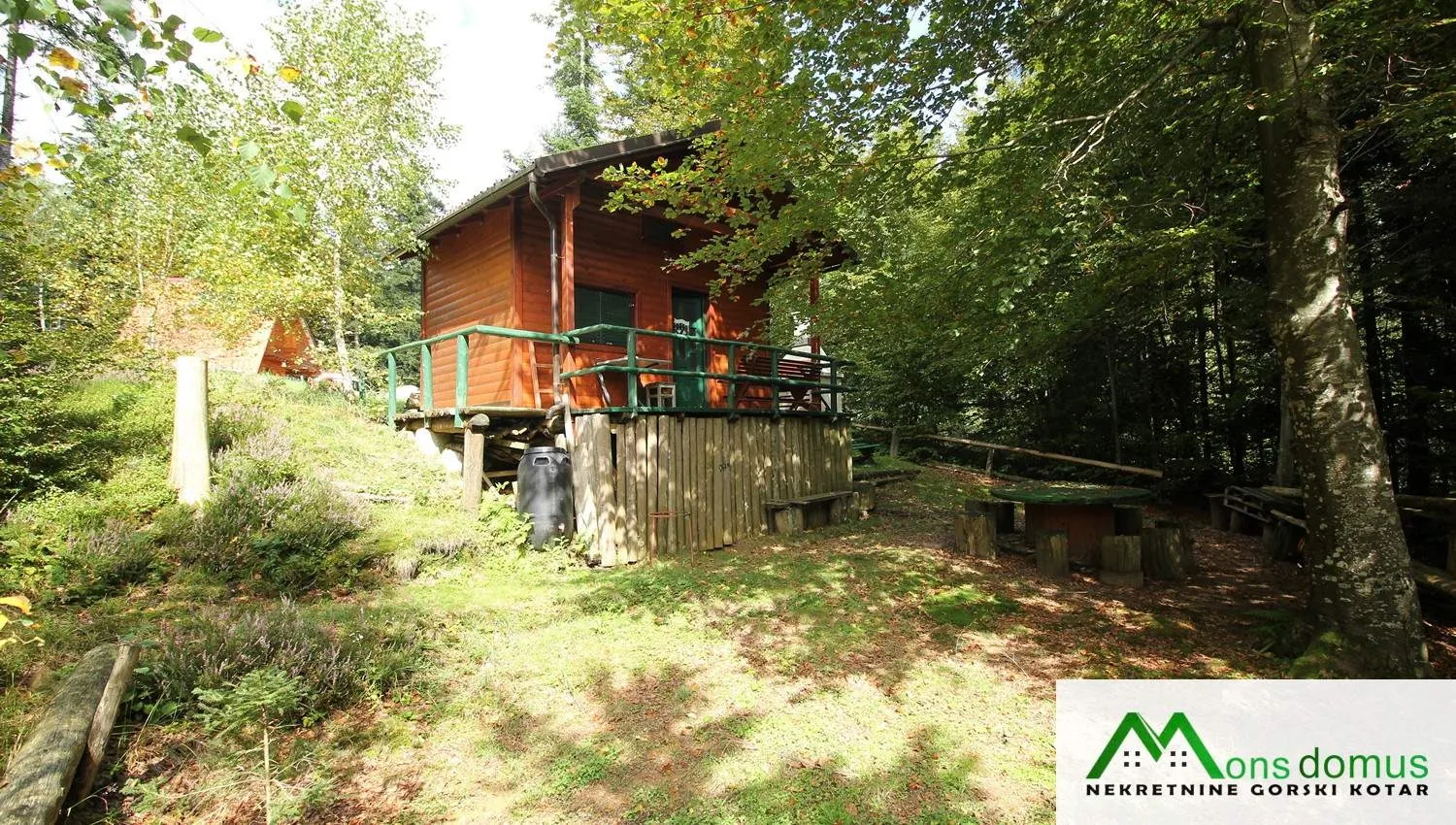 skrivena u šumi iznad lokvarskog jezera - slika 9