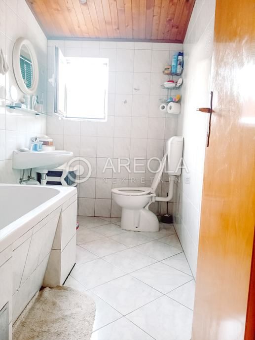 kaštel sućurac - komforan trosoban stan (terasa, roštilj, parking) - slika 13