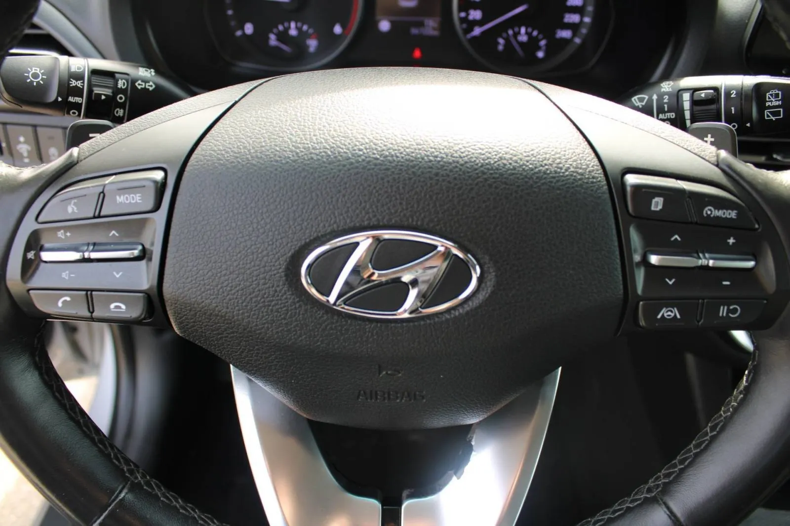 hyundai i30 1.6 crdi automatik *led, navigacija, kamera* - slika 14