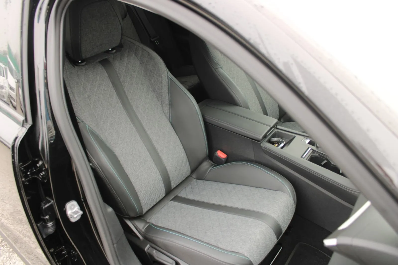 peugeot 408 1.6 hybrid 180 allure *led,navigacija,kamera* automatik - slika 14