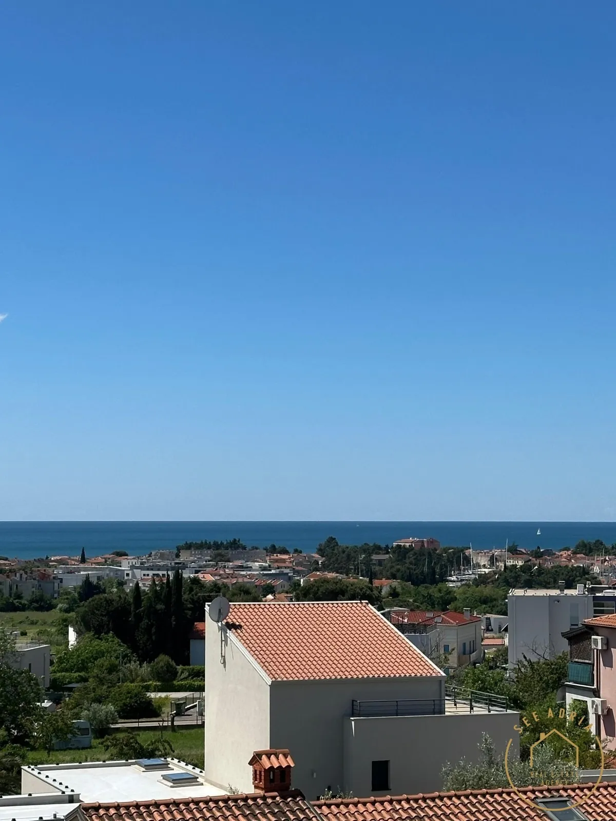 dvosoban stan sa prekrasnim pogledom na more - slika 9