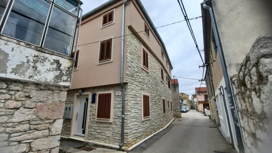 !!kuća sa 6 apartmana 25 metara od mora!! (prodaja) - slika 3