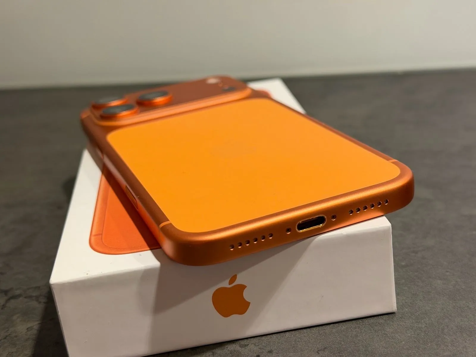 iphone 17 pro max od 512gb memorije u narančastoj boji. - slika 7