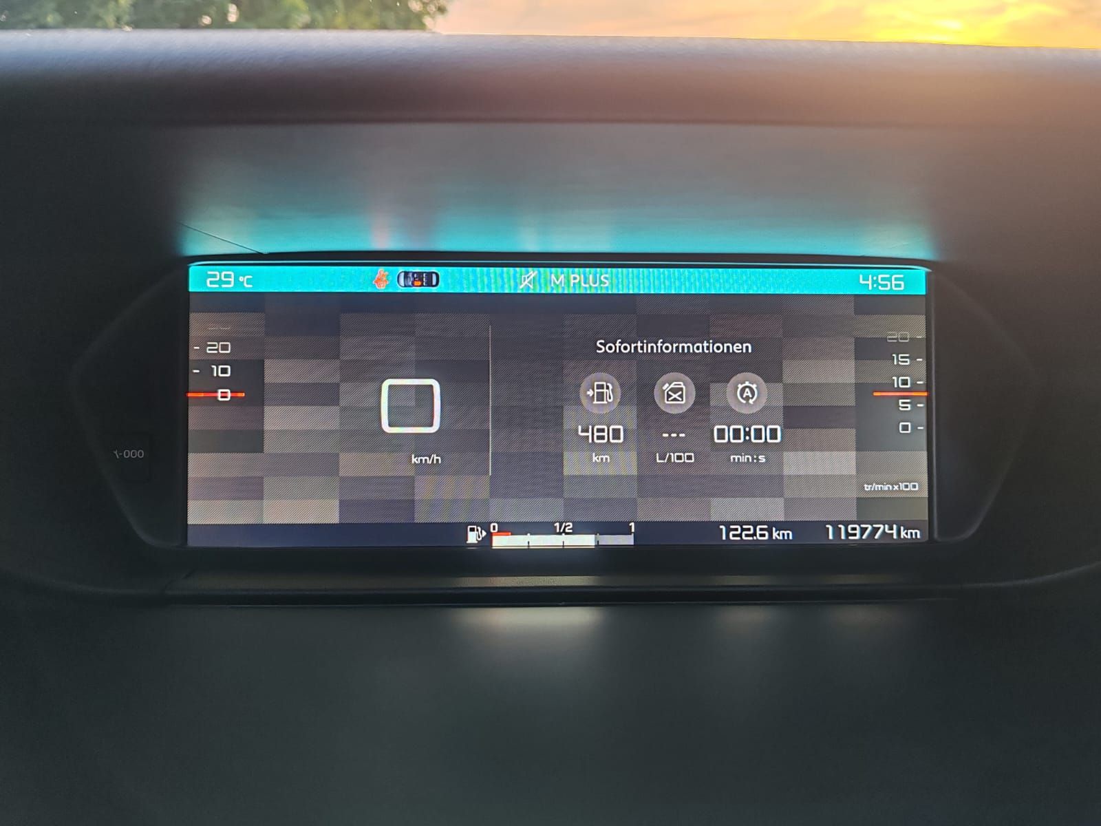 citroën c4 picasso 1,2 s&s seduction ,2016 g. 119000 km. - slika 14