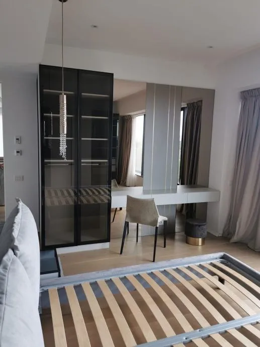 ormar sa staklenim vratima alu crna mat - slika 2