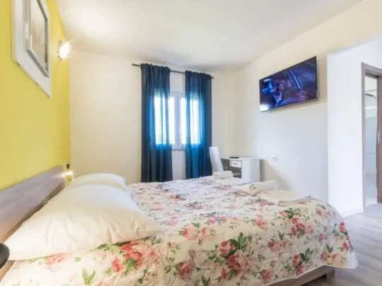 labin moderna vila s bazenom i ljetnom kuhinjom - slika 8