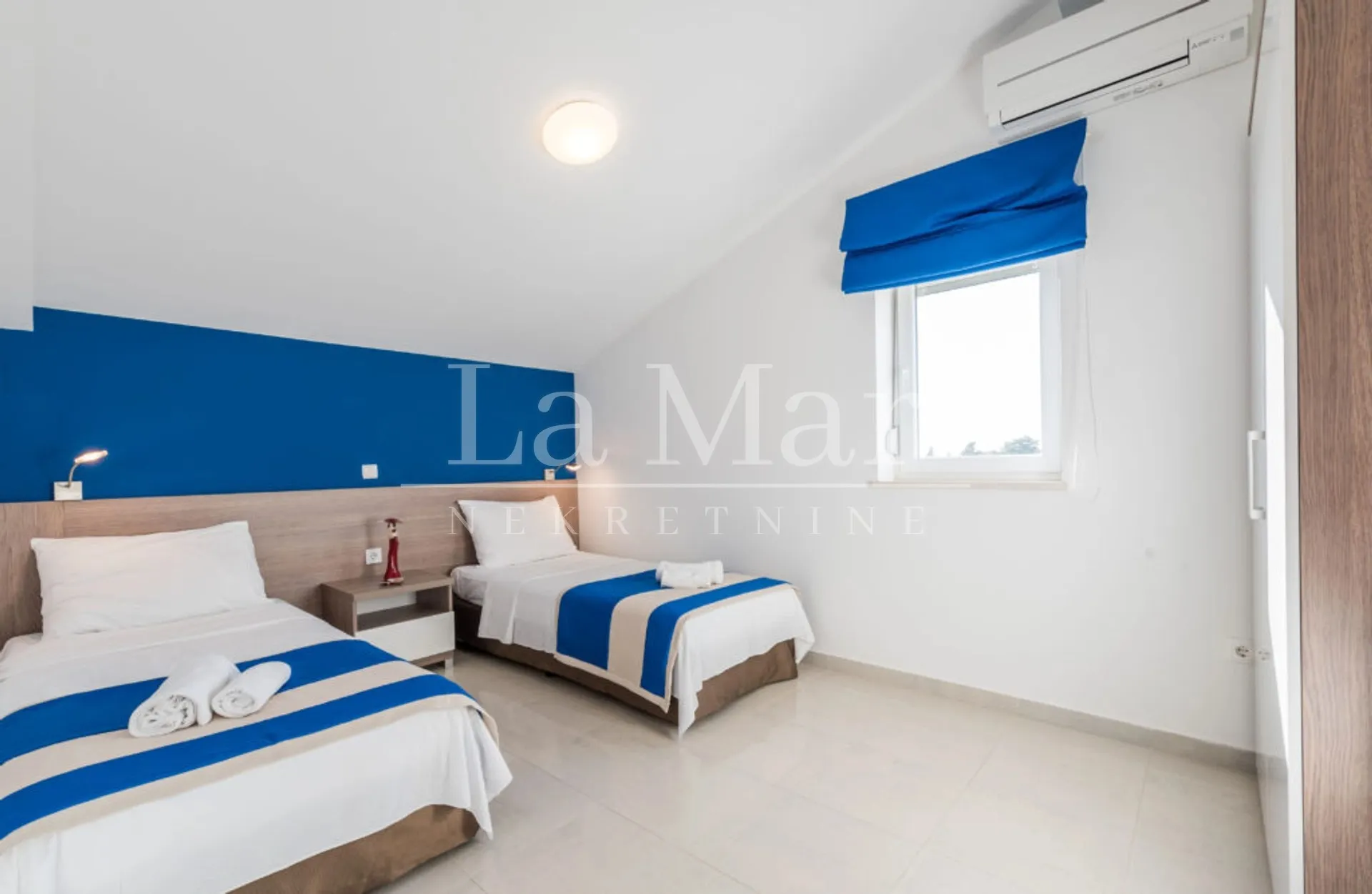 ekskluzivno! novalja- prvi red do mora- penthouse u vili - slika 11