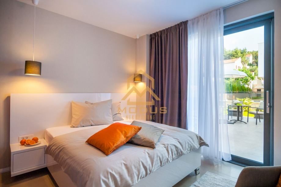 okrug gornji - luksuzna villa 2. red od mora (prodaja) - slika 17